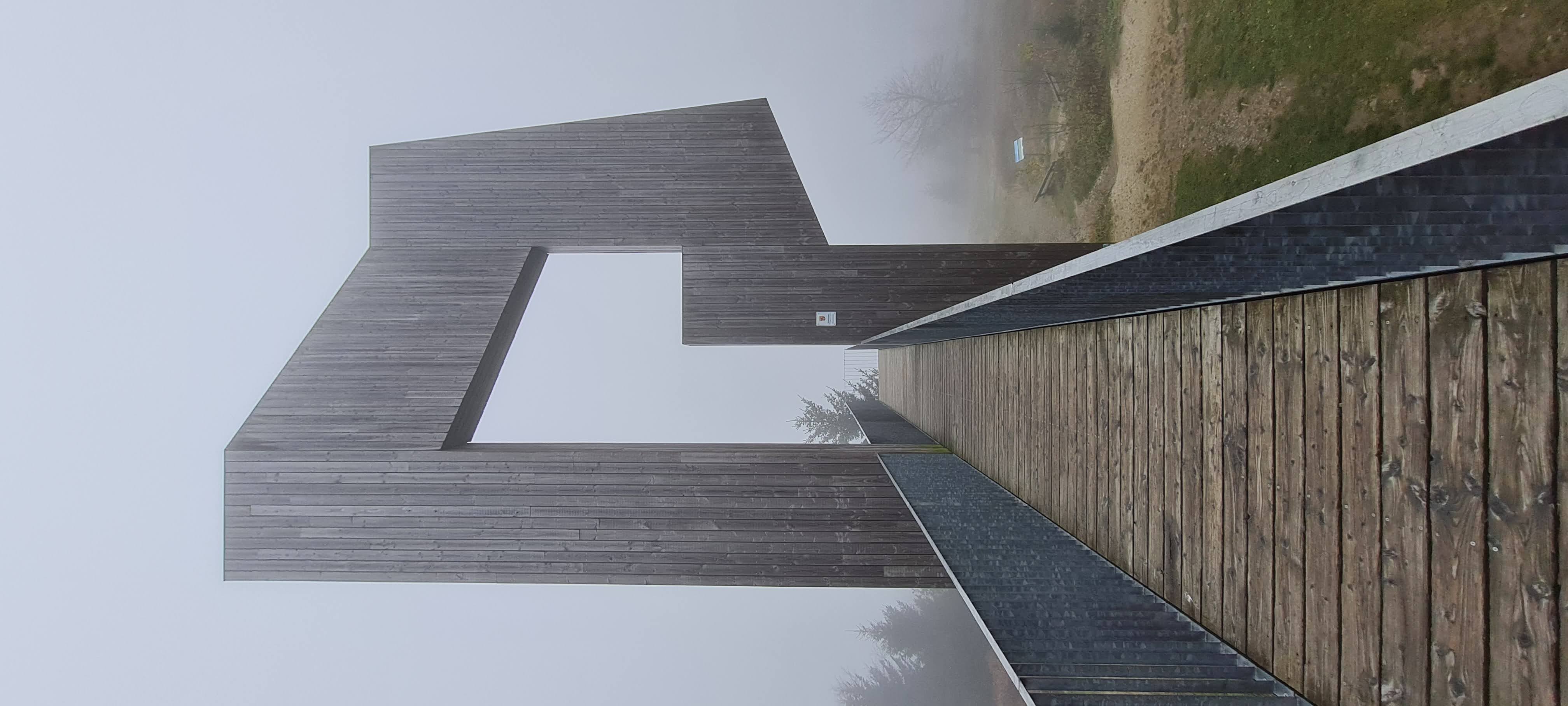 Moderne Holzbrücke im Nebel