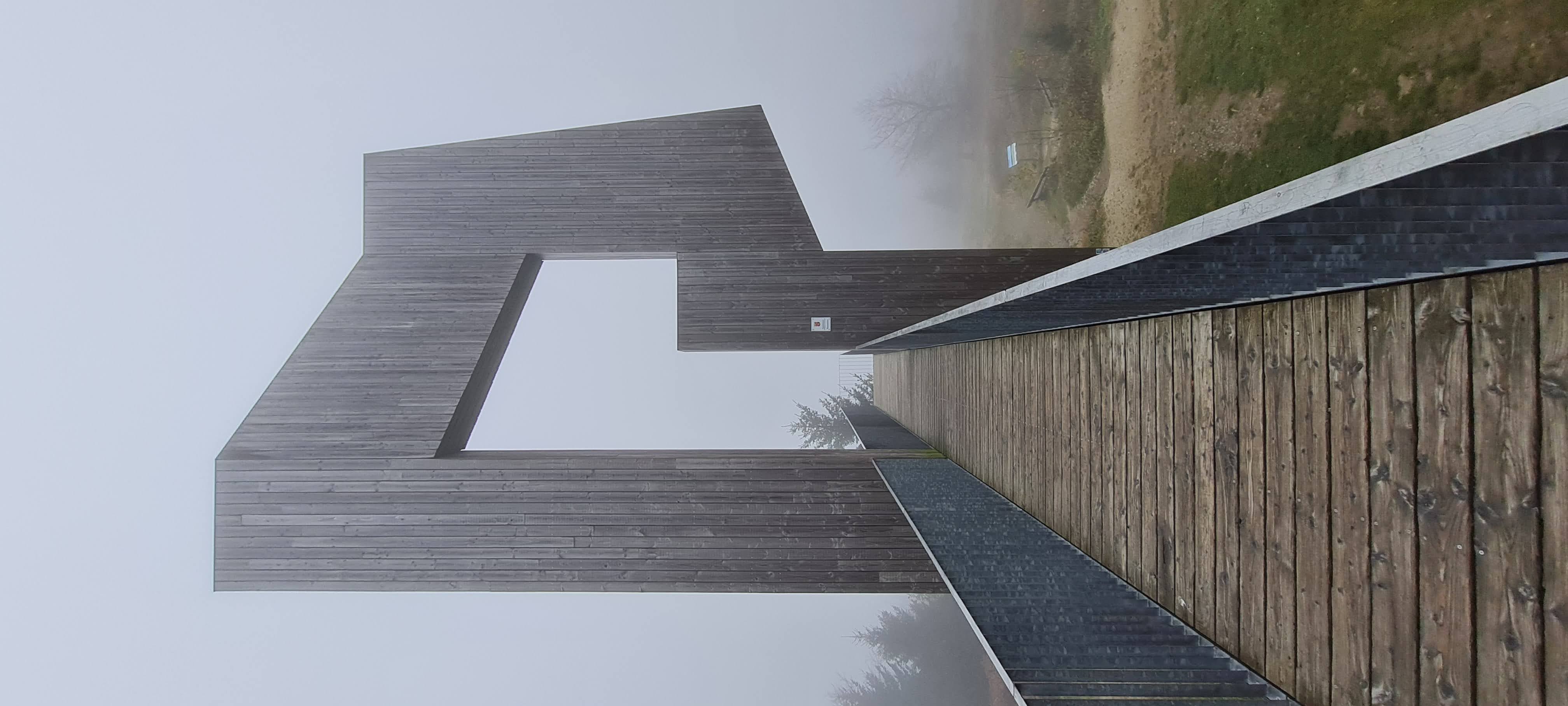 Moderne Holzbrücke im Nebel
